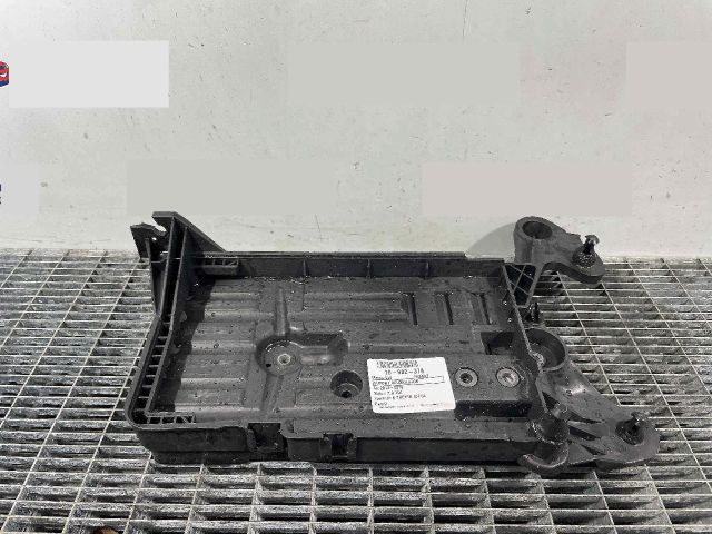 bontott VW PASSAT B8 Akkumulátor Tartó