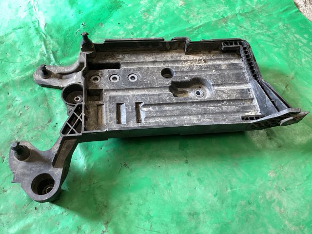 bontott VW PASSAT B8 Akkumulátor Tartó
