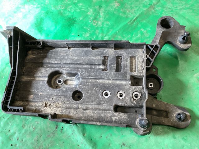 bontott VW PASSAT B8 Akkumulátor Tartó