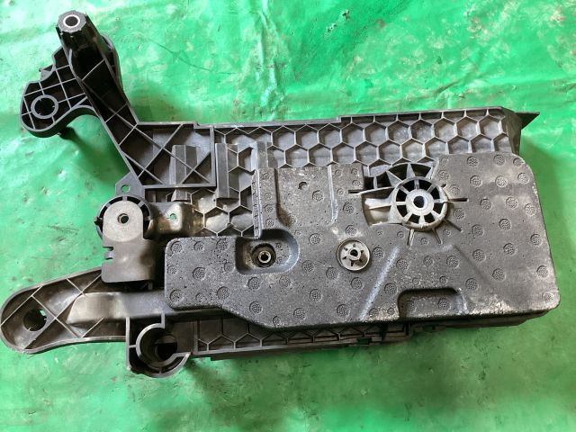 bontott VW PASSAT B8 Akkumulátor Tartó