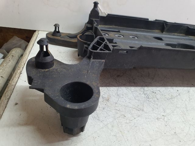 bontott VW PASSAT B8 Akkumulátor Tartó