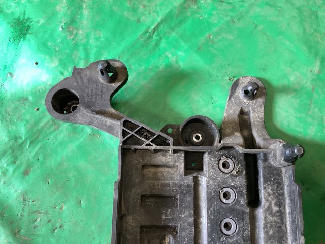 bontott VW PASSAT B8 Akkumulátor Tartó