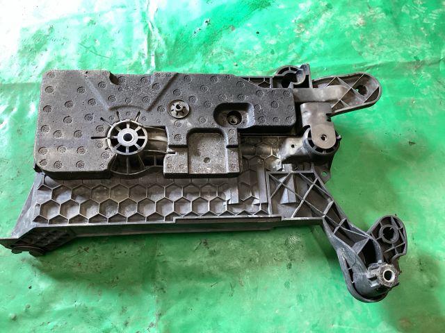 bontott VW PASSAT B8 Akkumulátor Tartó