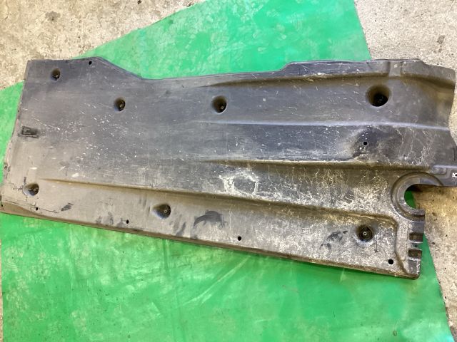 bontott VW PASSAT B8 Alsó Padlólemez Burkolat