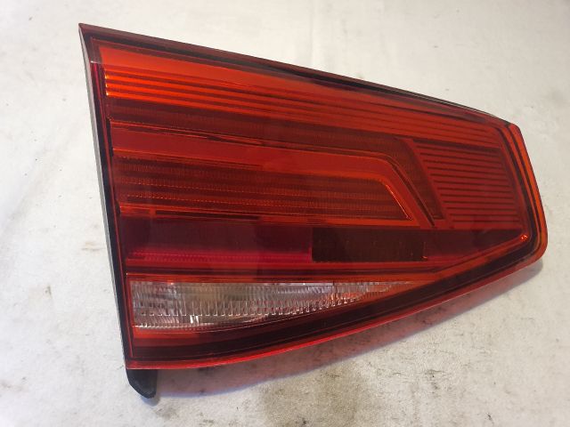 bontott VW PASSAT B8 Bal Belső Hátsó Lámpa