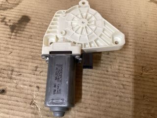 bontott VW PASSAT B8 Bal első Ablakemelő Motor