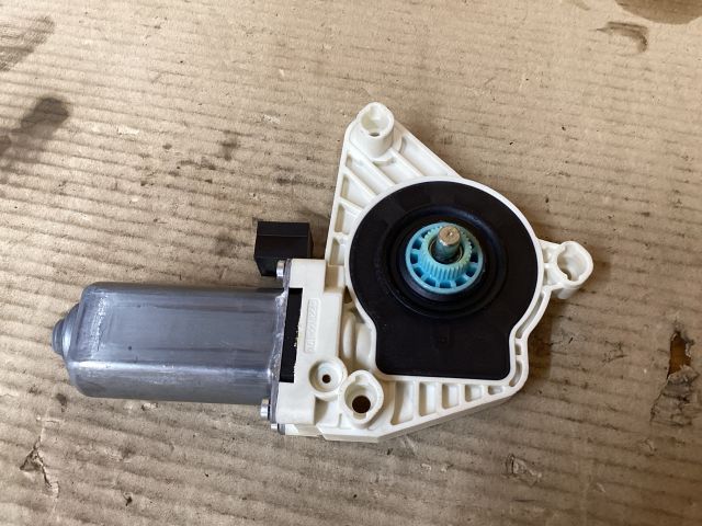 bontott VW PASSAT B8 Bal első Ablakemelő Motor