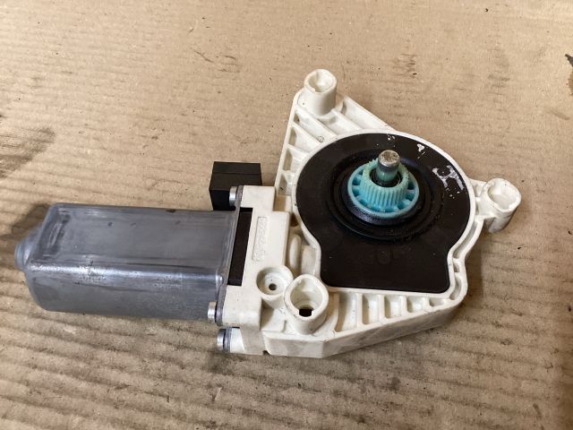 bontott VW PASSAT B8 Bal első Ablakemelő Motor