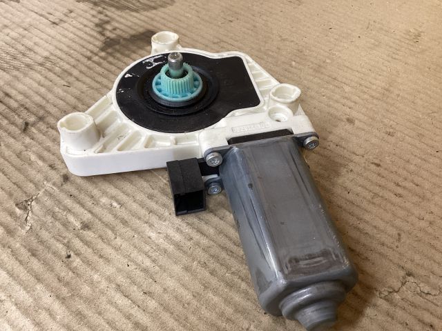 bontott VW PASSAT B8 Bal első Ablakemelő Motor