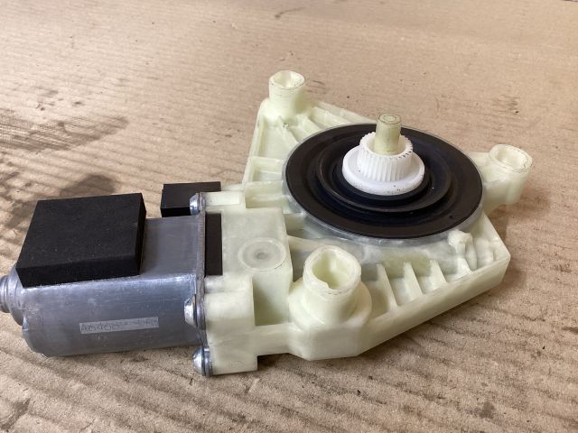 bontott VW PASSAT B8 Bal első Ablakemelő Motor