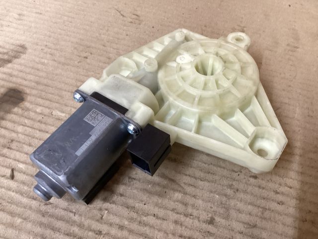 bontott VW PASSAT B8 Bal első Ablakemelő Motor