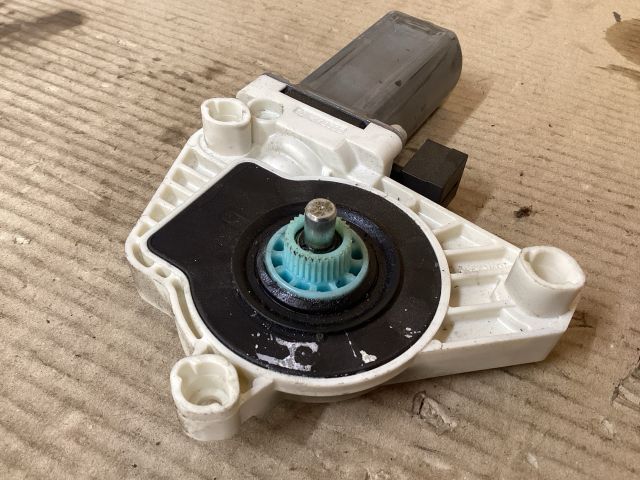 bontott VW PASSAT B8 Bal első Ablakemelő Motor