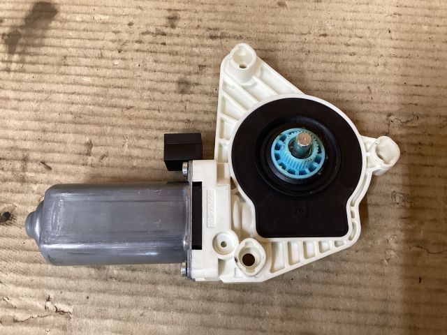 bontott VW PASSAT B8 Bal első Ablakemelő Motor