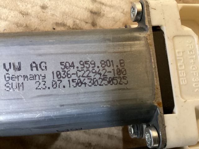 bontott VW PASSAT B8 Bal első Ablakemelő Motor