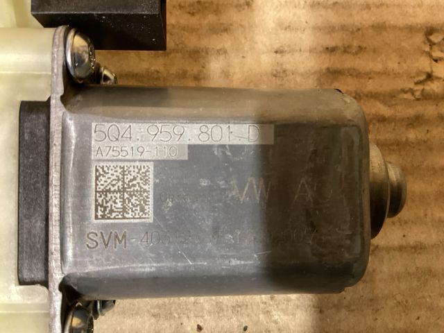 bontott VW PASSAT B8 Bal első Ablakemelő Motor