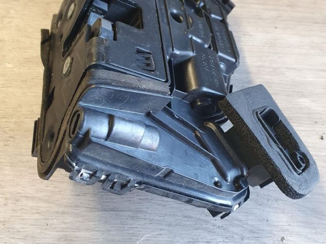 bontott VW PASSAT B8 Bal első Ajtózár