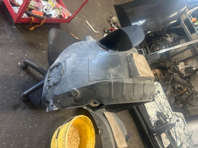 bontott VW PASSAT B8 Bal első Dobbetét (Kerékjárati, Műanyag)