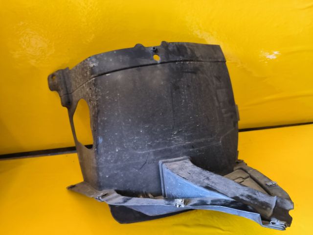 bontott VW PASSAT B8 Bal első Dobbetét (Kerékjárati, Műanyag)