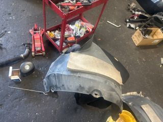 bontott VW PASSAT B8 Bal első Dobbetét (Kerékjárati, Műanyag)