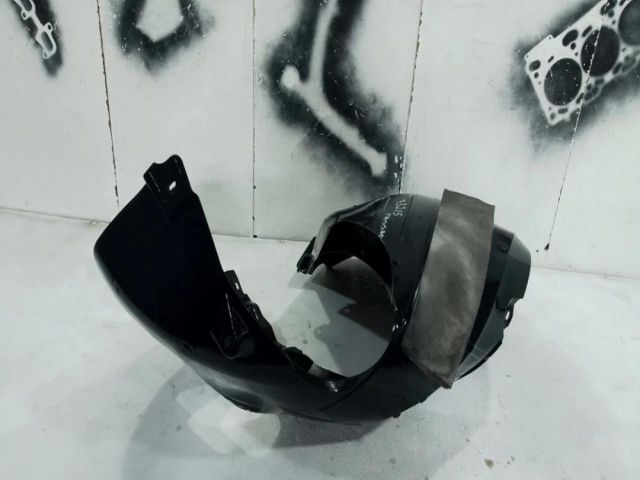 bontott VW PASSAT B8 Bal első Dobbetét (Kerékjárati, Műanyag)