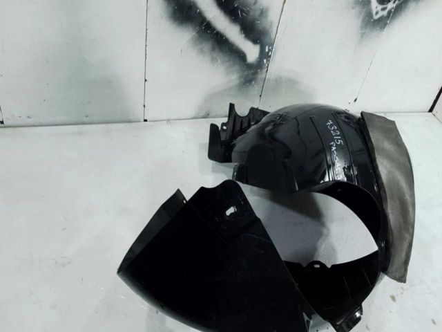 bontott VW PASSAT B8 Bal első Dobbetét (Kerékjárati, Műanyag)