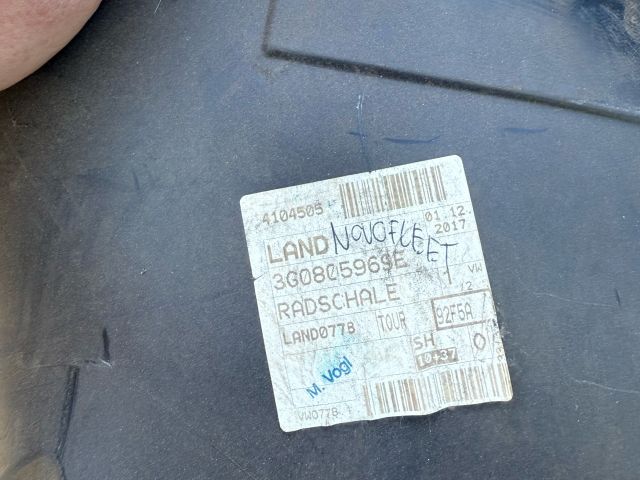 bontott VW PASSAT B8 Bal első Első Dobbetét (Kerékjárati, Műanyag)