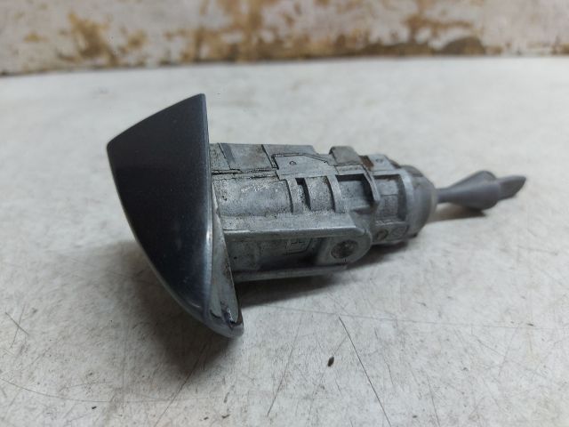 bontott VW PASSAT B8 Bal első Zárbetét