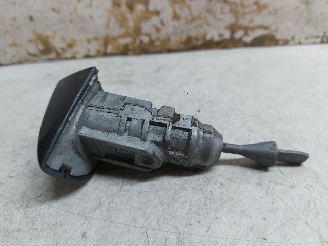 bontott VW PASSAT B8 Bal első Zárbetét