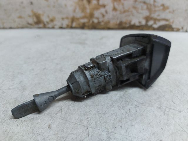 bontott VW PASSAT B8 Bal első Zárbetét