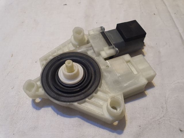 bontott VW PASSAT B8 Bal hátsó Ablakemelő Motor