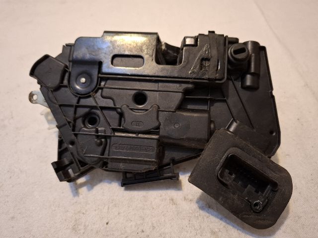 bontott VW PASSAT B8 Bal hátsó Ajtózár