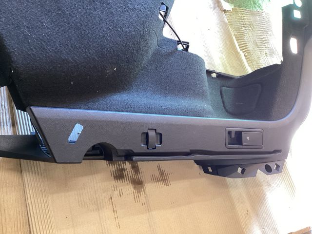 bontott VW PASSAT B8 Bal hátsó Csomagtér Burkolat (Műanyag)