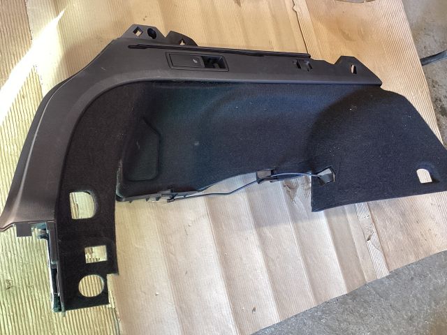 bontott VW PASSAT B8 Bal hátsó Csomagtér Burkolat (Műanyag)