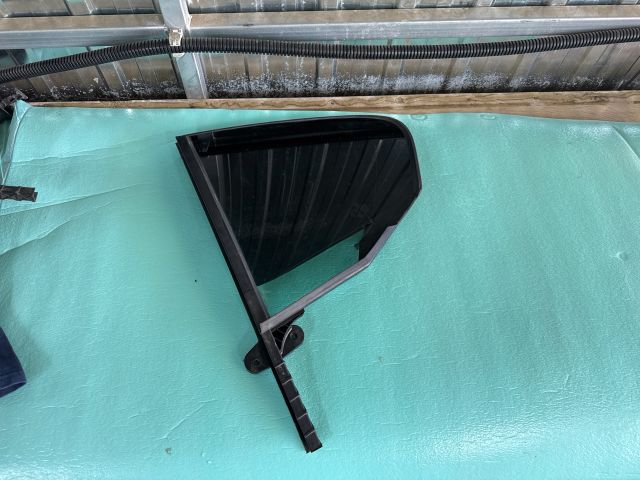 bontott VW PASSAT B8 Bal hátsó Fixüveg (Ajtóban)