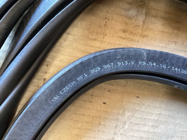 bontott VW PASSAT B8 Bal hátsó Gumikéder