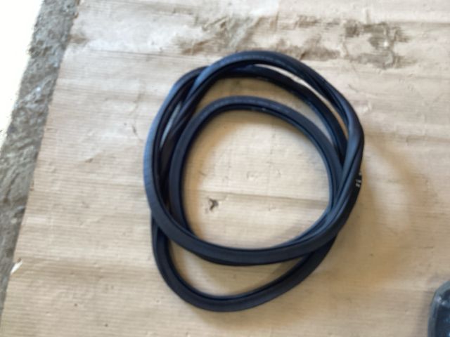 bontott VW PASSAT B8 Bal hátsó Gumikéder