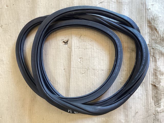 bontott VW PASSAT B8 Bal hátsó Gumikéder