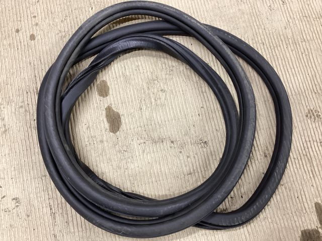 bontott VW PASSAT B8 Bal hátsó Gumikéder