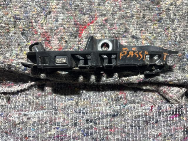 bontott VW PASSAT B8 Bal Sárvédő Oldaltartó