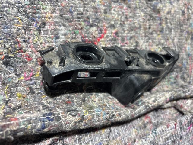 bontott VW PASSAT B8 Bal Sárvédő Oldaltartó