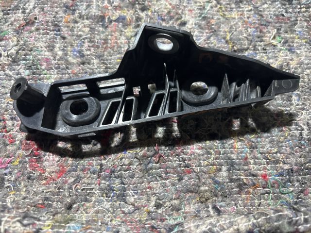 bontott VW PASSAT B8 Bal Sárvédő Oldaltartó