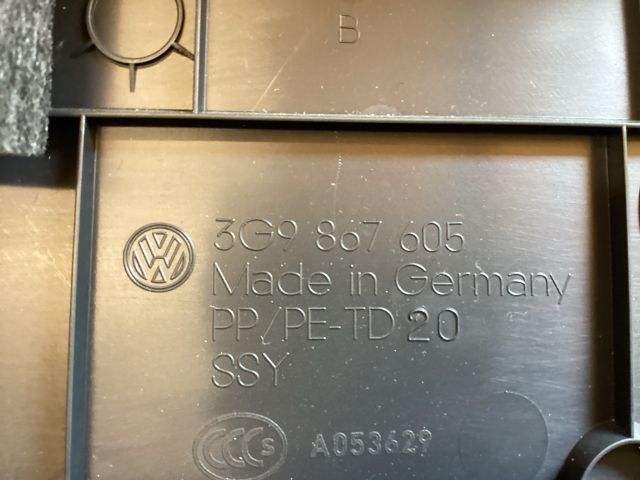 bontott VW PASSAT B8 Csomagtérajtó Burkolat (Részeivel)