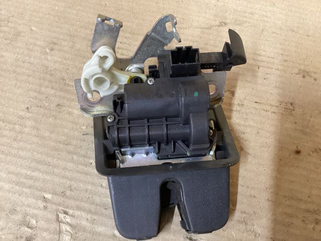 bontott VW PASSAT B8 Csomagtérajtó Zárszerkezet