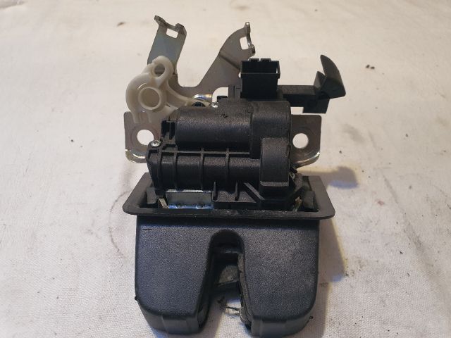 bontott VW PASSAT B8 Csomagtérajtó Zárszerkezet