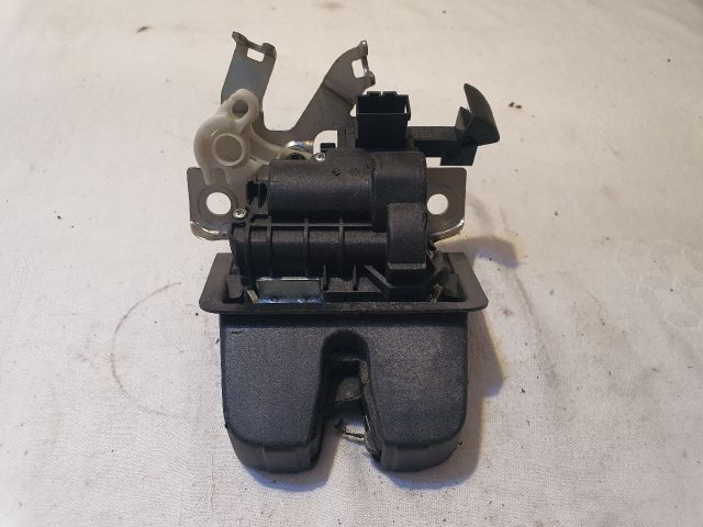 bontott VW PASSAT B8 Csomagtérajtó Zárszerkezet