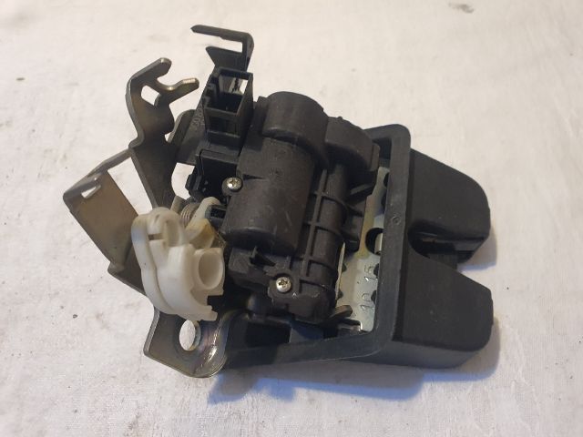 bontott VW PASSAT B8 Csomagtérajtó Zárszerkezet