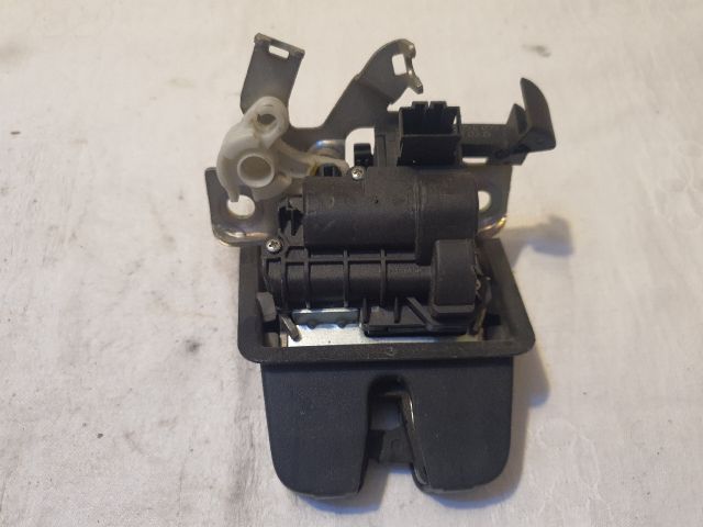 bontott VW PASSAT B8 Csomagtérajtó Zárszerkezet