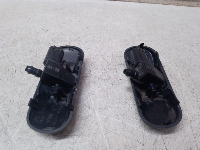 bontott VW PASSAT B8 Első Ablakmosó Fúvóka