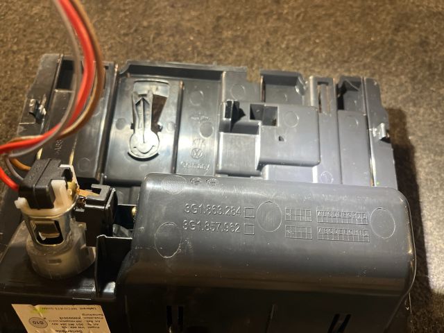 bontott VW PASSAT B8 Első Hamutartó