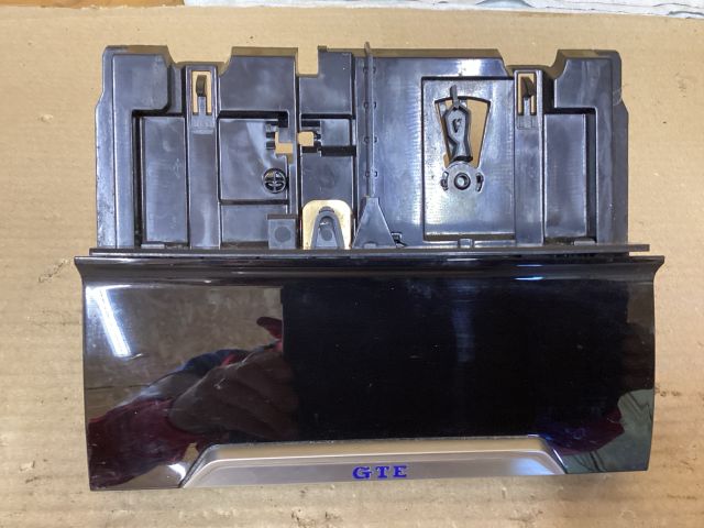 bontott VW PASSAT B8 Első Hamutartó